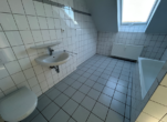 Badezimmer - schöne 3-Zimmer-Wohnung im Dachgeschoss mit B-Schein