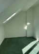 Schlafzimmer andere Perspektive - schöne 3-Zimmer-Wohnung im Dachgeschoss mit B-Schein